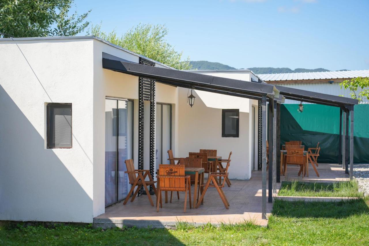 Bungalowuri "Doi Cocosi " Villa Horezu Exterior photo